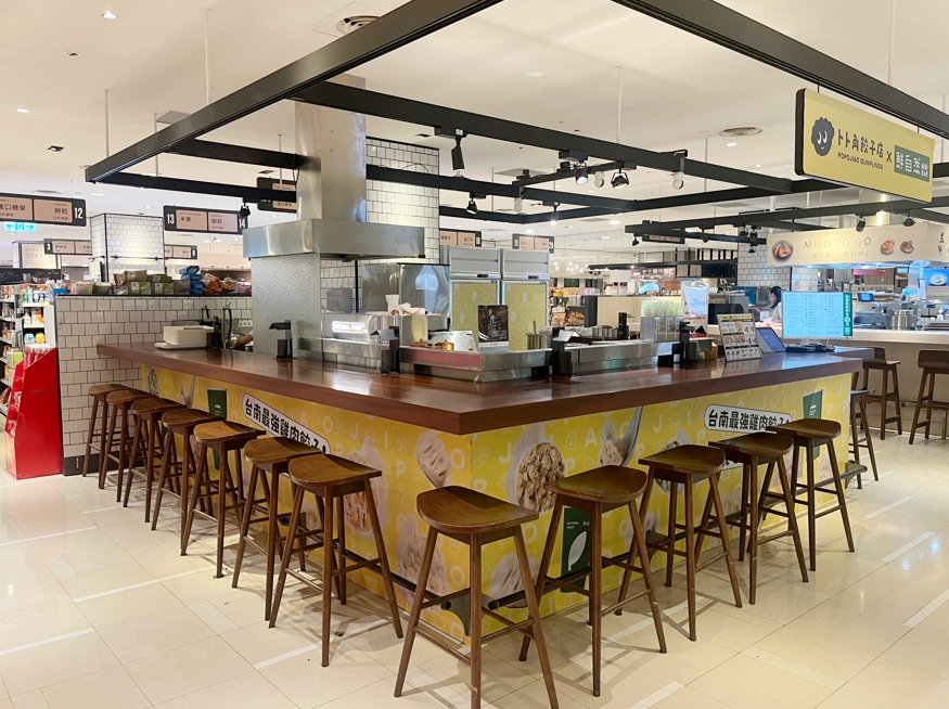 鮮自然攜手旗下雞肉餃子品牌卜卜角打造聯名複合櫃,進駐台北新光三越 A4。圖/鮮自然提供