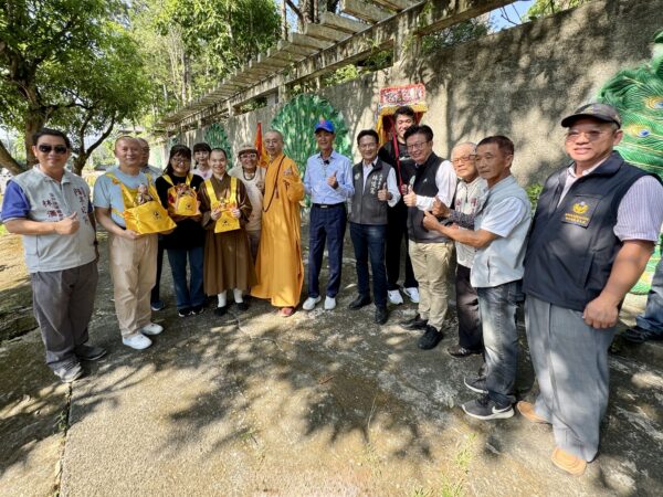 林俊憲委員 郭國文委員一同加入健走 巧遇拍攝節目的許效舜。