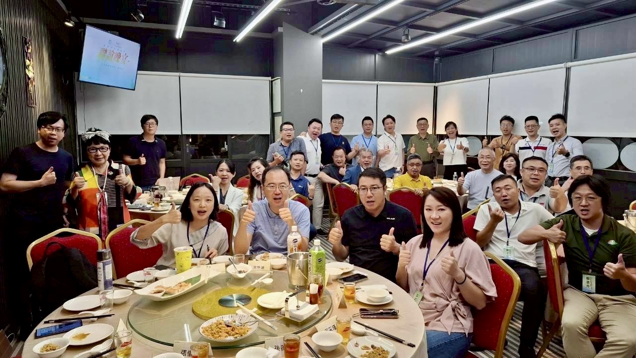 活動結束後舉辦中部交流晚宴，會員與歷屆創業楷模熱烈互動，展現新創人一家親的凝聚力與行動力。（圖／記者林照東攝）