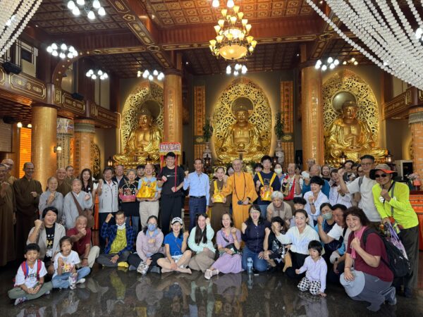 登過玉山的黑面媽祖與眾神同行健走。