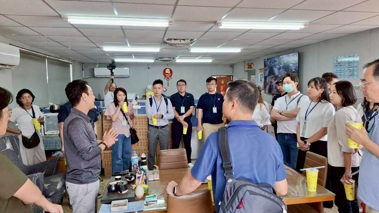 新創總會團體會員聯誼會一行走訪展明企業有限公司，由蔡明洲董事長親自接待，帶領會員了解資源循環與廢棄物再利用的永續實踐。（圖／記者林照東攝）