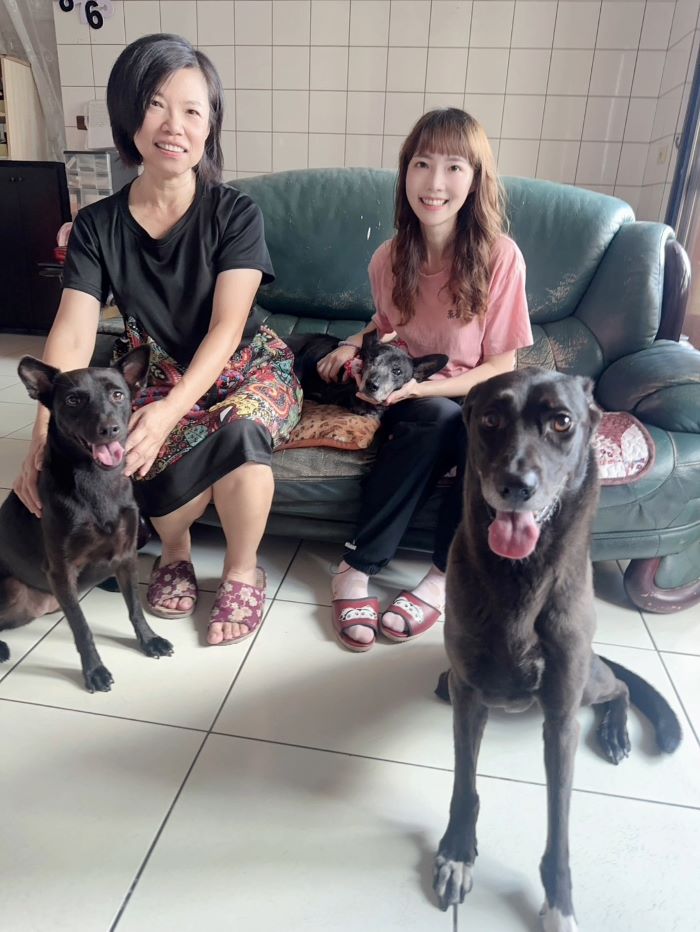 《圖說》江婉綺與志工們協助照顧及認養。〈動保處提供〉