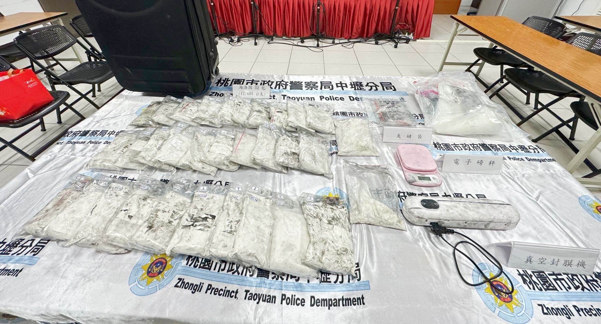 桃園市中壢警分局與八德警分局聯手破獲泰國籍移工涉嫌運輸及販賣毒品案,現場查扣第一級毒品海洛因總毛重高達11公斤,市值超過新台幣1億元。