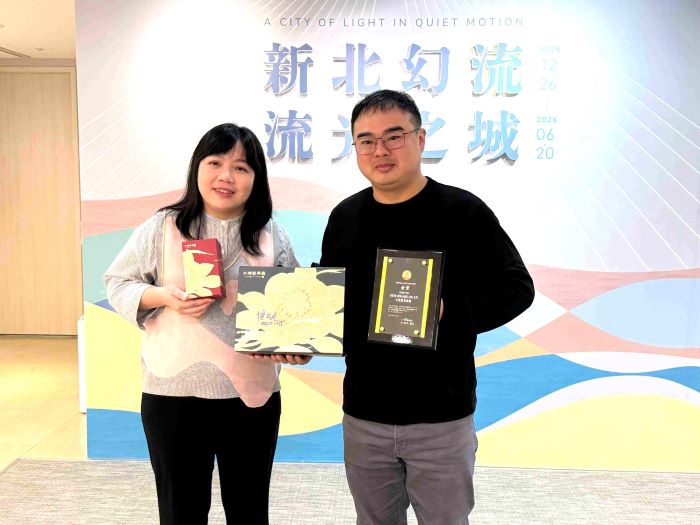 《圖說》三峽區大埔製茶廠第三代陳宣和(右)與姜慧姿(左)夫婦聯手研發「椿月」茶語」,以橙茶與包種茶結合新北市花-山茶花的靈感設計,獲得日本2025世界綠茶大賽「金賞獎」獎項。〈農業局提供〉