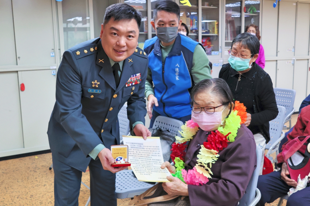 蘇國棟上校左頒發參戰紀念章予現場唯一的女性榮民胡奶奶右表彰其當年毅然投身軍旅展現巾幗不讓鬚眉的堅毅精神_Fotor - 報新聞 Mega News