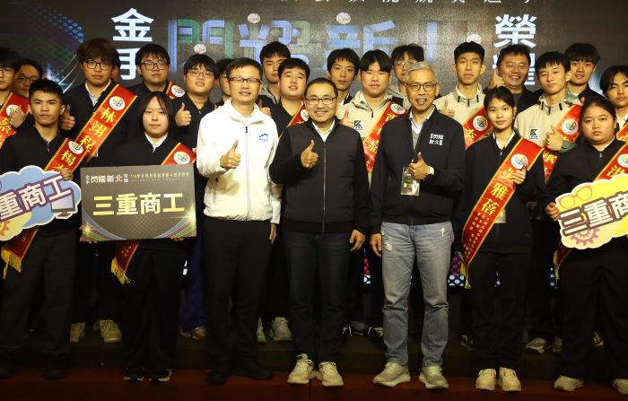 《圖說》技藝及技能得獎學生合影,前排左四教育局長張明文。〈教育局提供〉