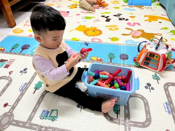 專家指出,若讚美過於籠統,孩子可能忽略努力過程,具體描述行為與投入,能讓孩子理解成功的原因。圖/曾璟星