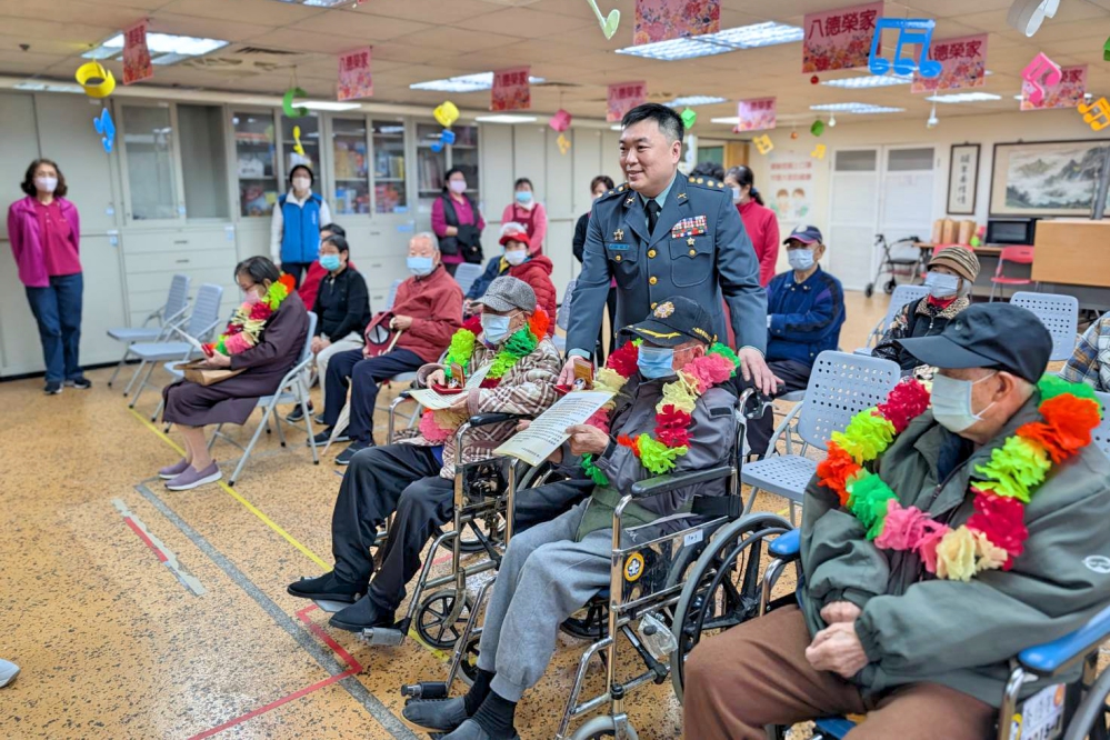 蘇國棟上校中逐一為長輩頒授抗戰勝利紀念章感謝榮民伯伯當年在戰火中無畏艱險並向其致上最高敬意 1_Fotor - 報新聞 Mega News