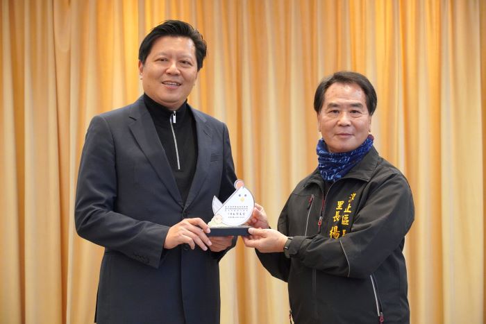 《圖說》汐止區長安里長楊清風,關懷里內弱勢家庭與獨居長者,親自訪視、送上物資不遺餘力,獲得新北市高風險安全網有功人員獎表彰。〈社會局提供〉