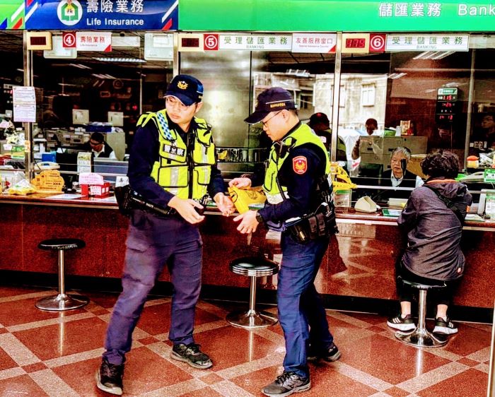 《圖說》永和警局「攔截圍捕演練」模擬歹徒持械搶劫郵局後逃逸情境。〈永和分局提供〉