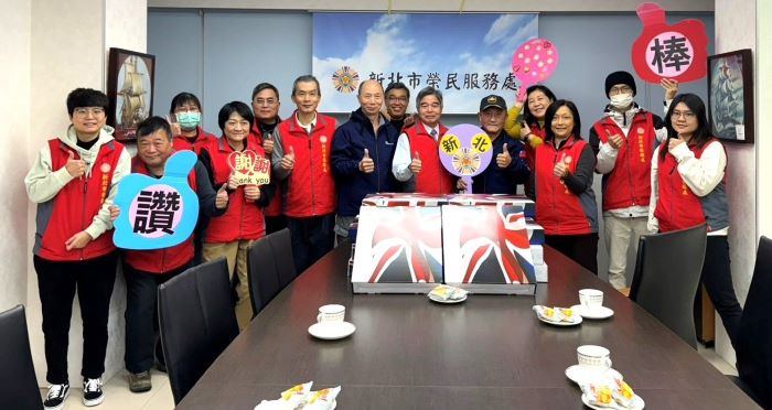 《圖說》領士班校友總會致贈愛心物資毛毯一批，與榮服處同仁合照。〈新北榮服處提供〉