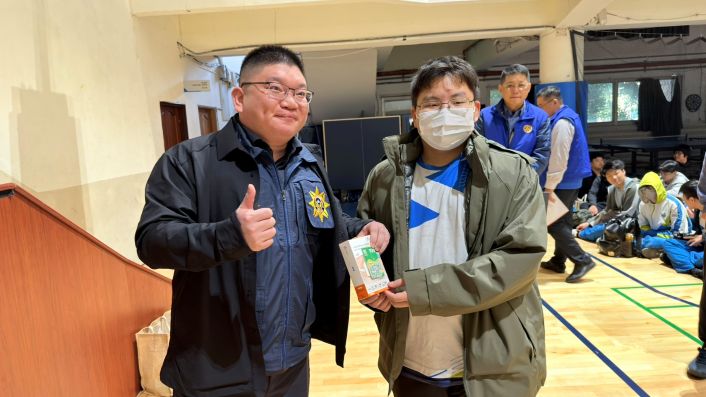 《圖說》現場發放反詐騙、反毒相關文宣資料及精美宣導品，加深參與者對犯罪預防重點的印象〈土城分局提供〉