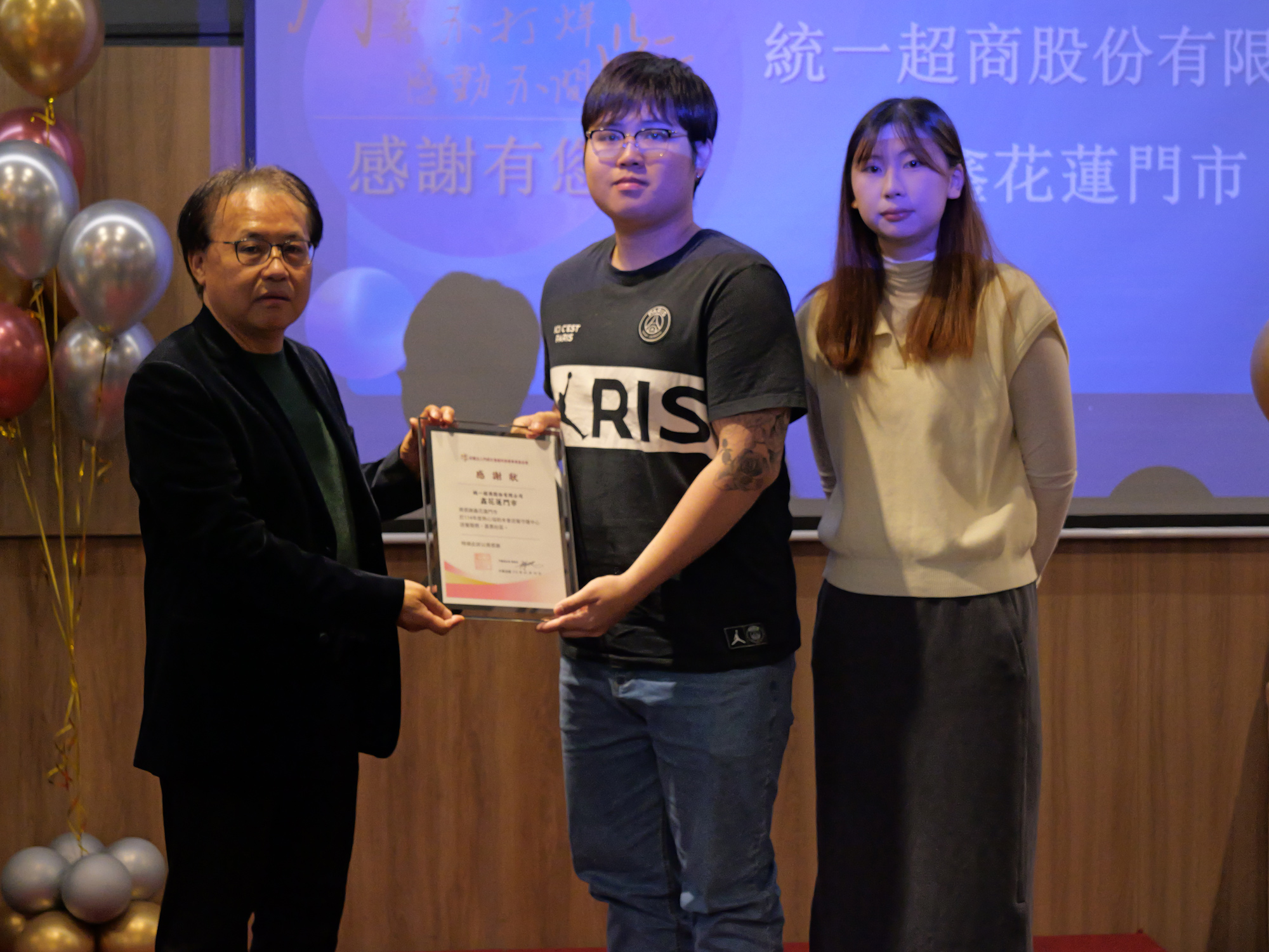 門諾基金會董事長周朝國左頒發感謝狀感謝7-ELEVEN好鄰居送餐隊鑫花蓮門市志工余䤭覺許芸萱 - 報新聞 Mega News