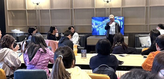 《圖說》八里文教基金會顧問李文進為所有AI教育豐年季的名師們介紹八里的特色與歷史。〈教育局提供〉