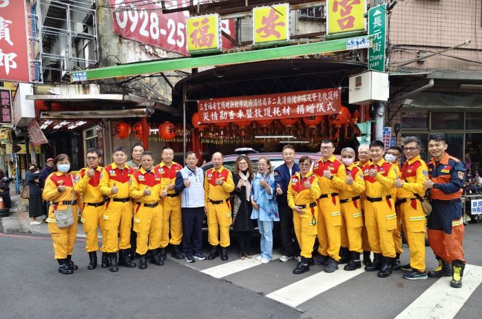 《圖說》三重福安宮捐贈者與局長、特搜人員合照。〈消防局提供〉