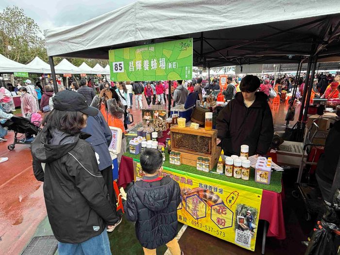 《圖說》土城區農會年貨大街也由新北青農出席展售各式新北優質農特產品。〈農業局提供〉