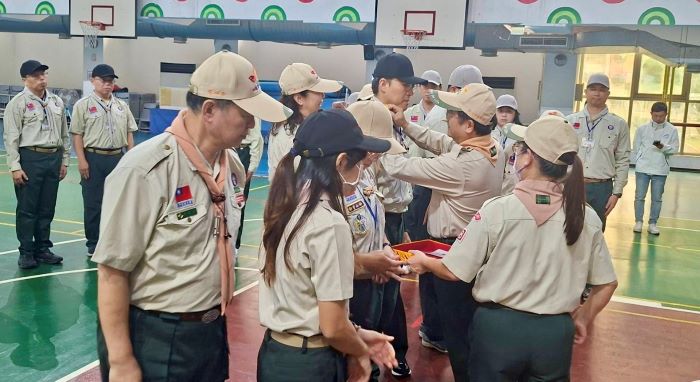 《圖說》團集會時間授予職位章。〈教育局提供〉