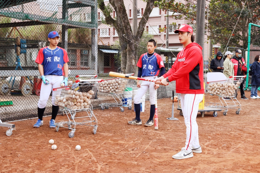 味全龍 外野手曾聖安與孩子們分享打擊要領圖頂新和德文教基金會提供_0_Fotor - 報新聞 Mega News