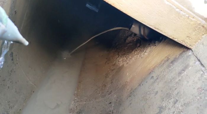 《圖說》灰色泥水排放至聯外溝渠污染河川。〈環保局提供〉