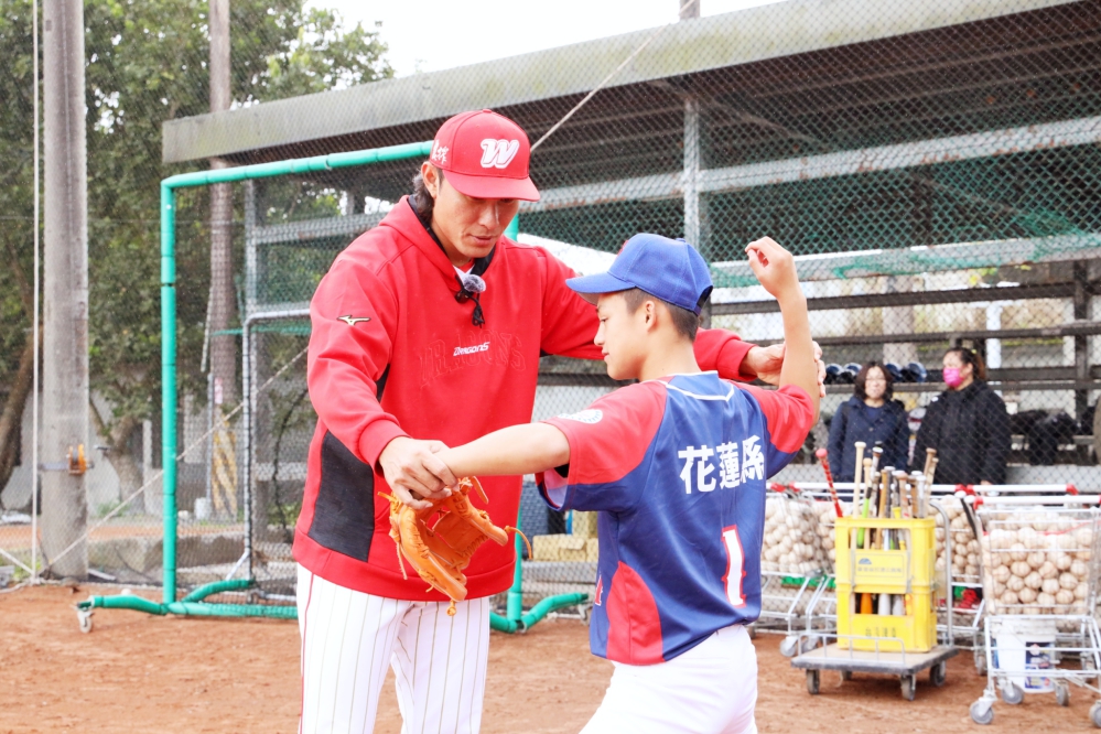 味全龍投手 校友吳俊杰專心指導每一位學弟投球動作圖頂新和德文教基金會提供__Fotor - 報新聞 Mega News