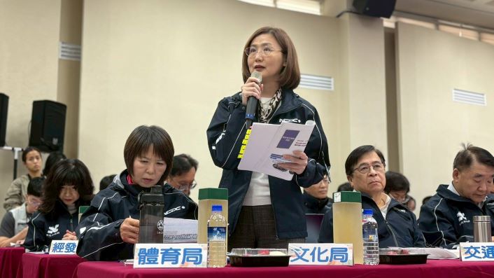《圖說》文化局長張䕒育回應里長提問。〈民政局提供〉