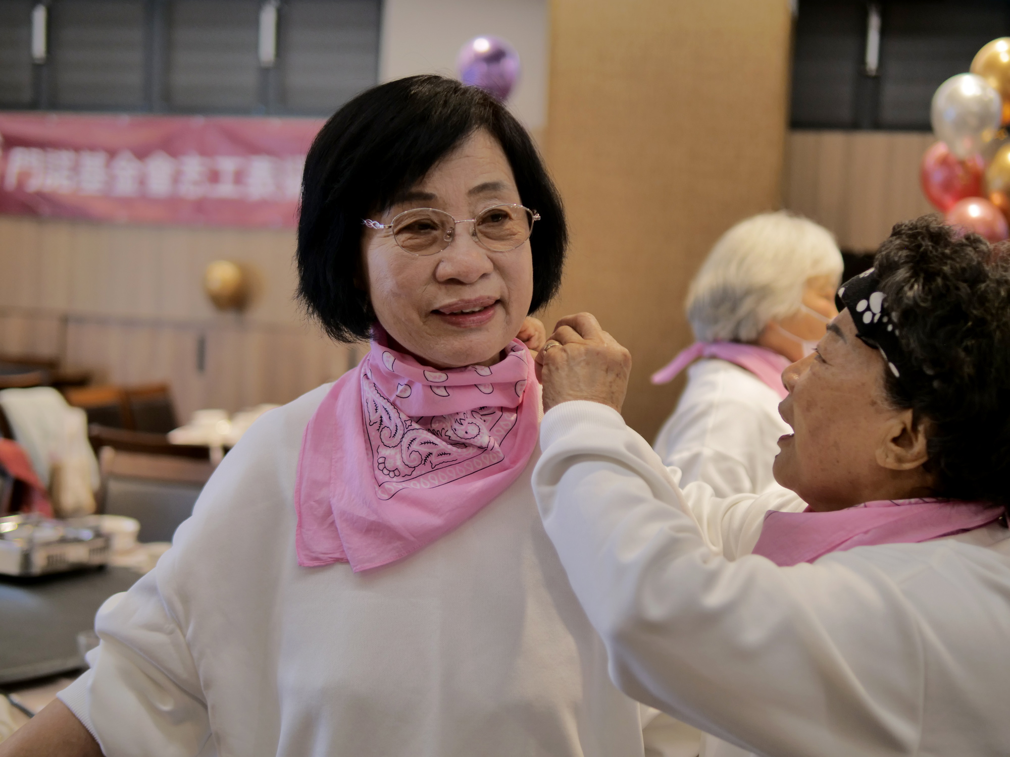 服務豐裡社區照顧關懷據點滿20年的志工鍾美珍張秋華於志工餐會中盛裝演出 - 報新聞 Mega News