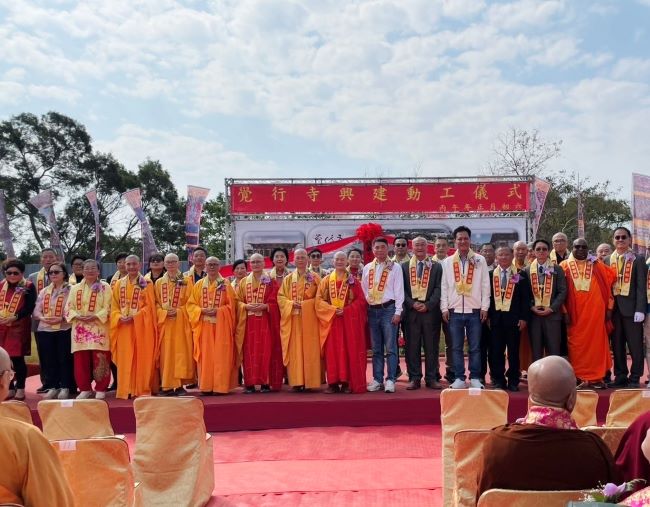 《圖說》覺行寺興建動工典禮,證達上人、縣長鍾東錦、立委邱鎮軍、內政部林振祿司長、李文斌議長等各界佳賓與地方鄉親,近1300人共襄殊勝盛舉。〈覺行寺提供〉