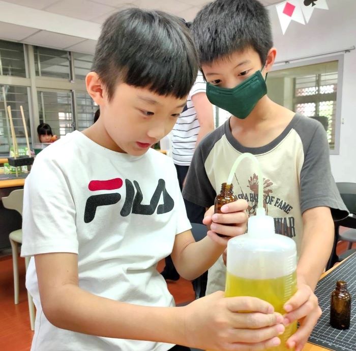 《圖說》小朋友合作調配營養液比例。〈教育局提供〉