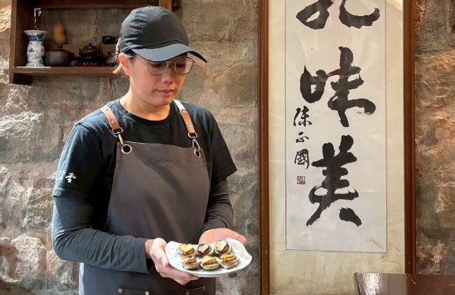 《圖說》從產地到餐桌，貢寮當地餐廳選用在地貢寮鮑。〈漁業處提供〉