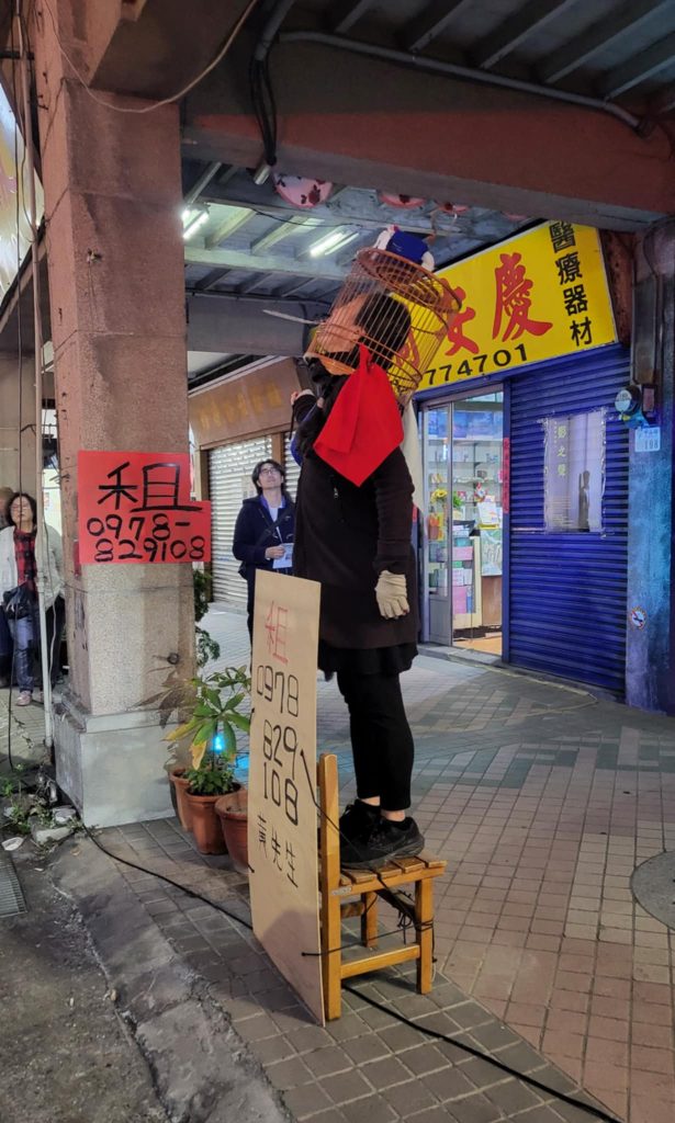 行為藝術家丁麗萍在老屋騎樓演出為活動揭開序幕 - 報新聞 Mega News