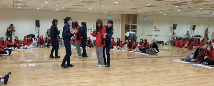 《圖說》新北警婦幼隊向味全龍啦啦隊示範防身術。〈新北警婦幼隊提供〉