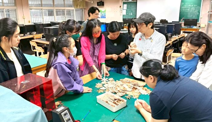 《圖說》教師向親子介紹雷切皮革永生花。〈教育局提供〉