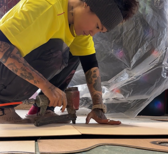 《圖說》藝術家蔣沛珊Yabun Yuma創作《獵人的山林奇遇》燈飾的製作過程紀錄。〈原民局提供〉