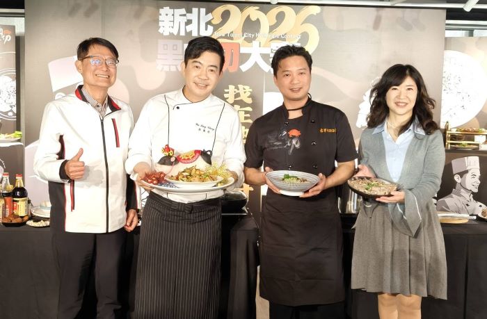 《圖說》副市長陳純敬、經發局長盛筱蓉與出席記者會主廚合影。〈記者葉柏成攝〉