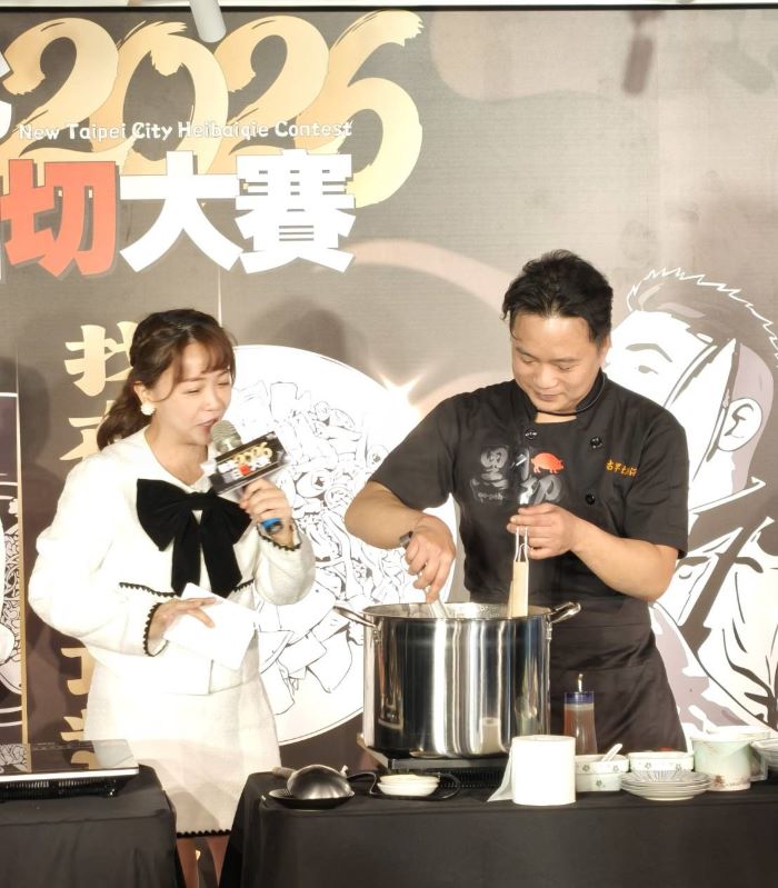 《圖說》主廚說明烹飪佳餚撇步。〈記者葉柏成攝〉