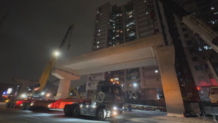 《圖說》土城樹林線第一跨預鑄梁成功吊裝。〈捷運局提供〉