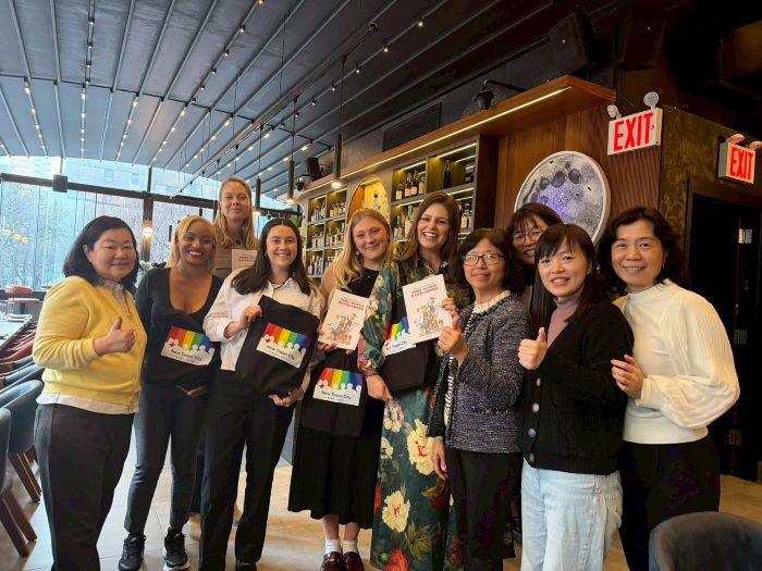 《圖說》新北社會局副局長許秀能（右3）於交流中贈送新北市CEDAW城市報告給與會人士，左1為婦女權益與永續發展聯盟理事長李萍。〈社會局提供〉