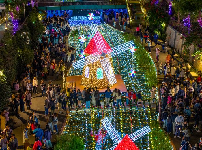 《圖說》中港光雕展開幕僅兩週參觀人潮已突破58萬人次創下佳績。〈水利局提供〉