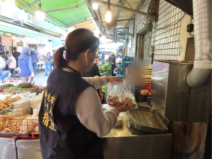 《圖說》衛生局於傳統市場攤商抽驗豆干。〈衛生局提供〉