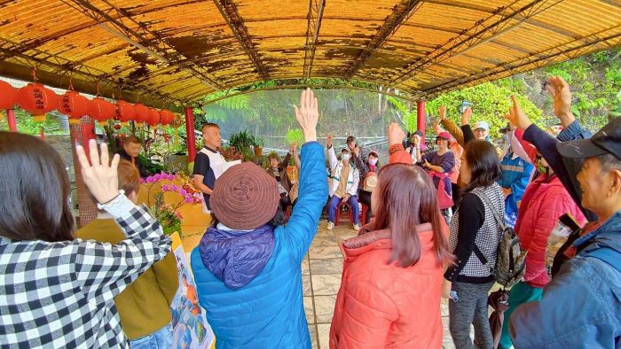 《圖說》政風室林三龍主任透過實際的案例，揭露常見的詐騙陷阱，提醒里民守護財產安全。〈環保局提供〉