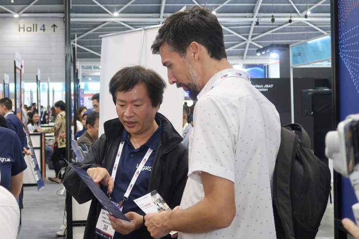 《圖說》律果科技在2024年至新加坡參加Asia+Tech，拓展海外商機，左1為律果科技創辦人陳啟桐。〈青年局提供〉