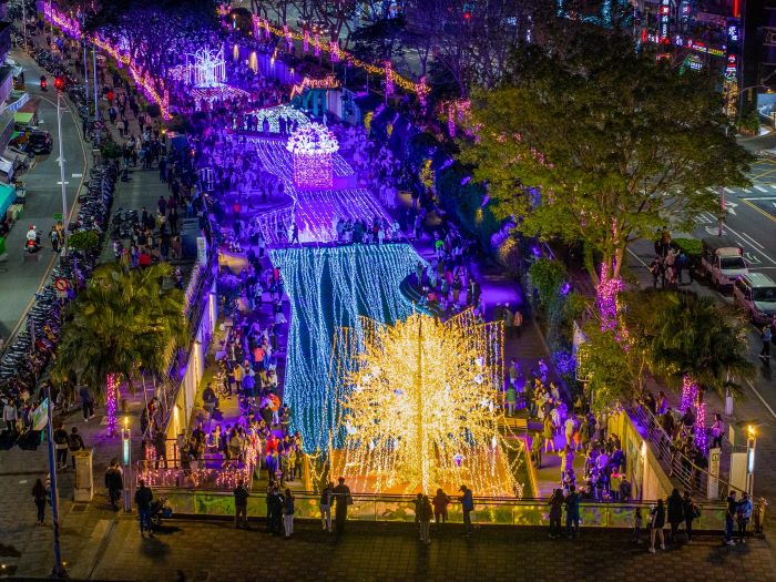 《圖說》人氣爆棚的中港光雕展,白色情人節當天湧入人潮達 13萬人次。〈水利局提供〉