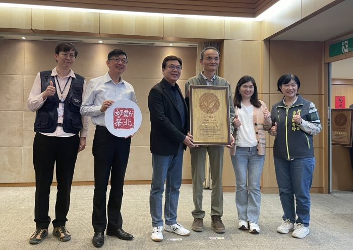 《圖說》本屆首度入榜取得5星級製茶廠評等肯定的「文平茶莊」，由第4代茶農夫婦王翰揚與潘淑娟共同經營。〈農業局提供〉