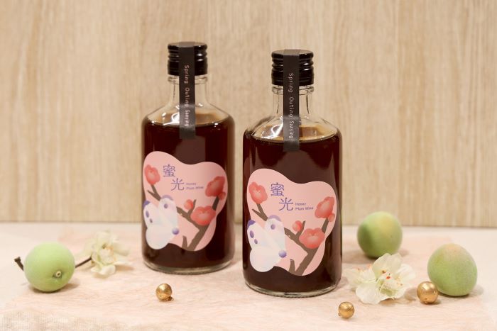 《圖說》攜手鶯歌在地合力酒廠推出「蜜光．百花蜜梅酒」，口感甘潤柔和。（酒後不開車，安全有保障）。〈陶博館提供〉