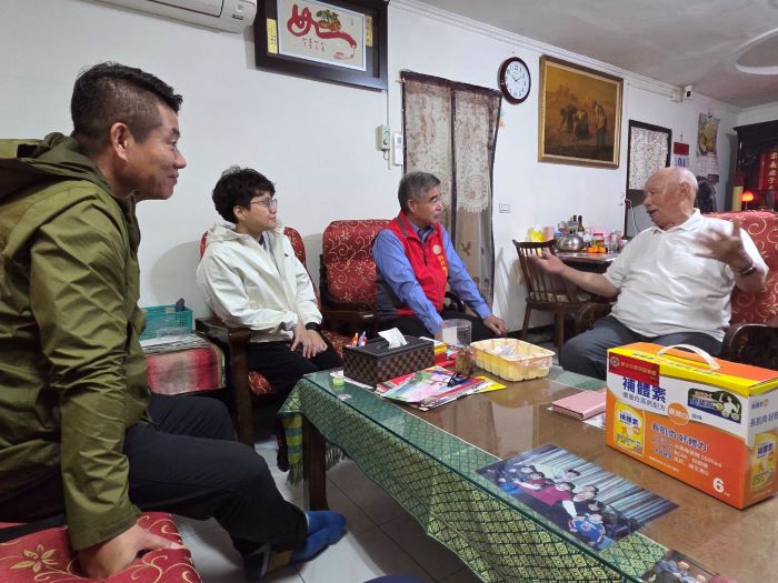 《圖說》林振生處長訪視榮民錢伯伯(右1)，並關心其生活近況。〈新北榮服處提供〉