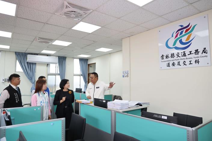 雲林縣交通工務局道安及交工科，目前有11名成員進駐，新單位的成立象徵雲林縣在交通安全推動上邁入新的里程碑，將透過跨局處整合與科學化管理，打造更安全、友善的道路環境