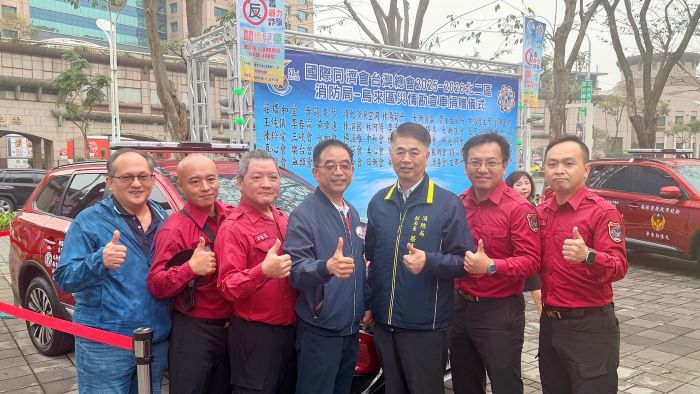 《圖說》消防局蔡武忠副局長偕同第四大隊烏來義消分隊同仁與災情勘查車合照。〈消防局提供〉