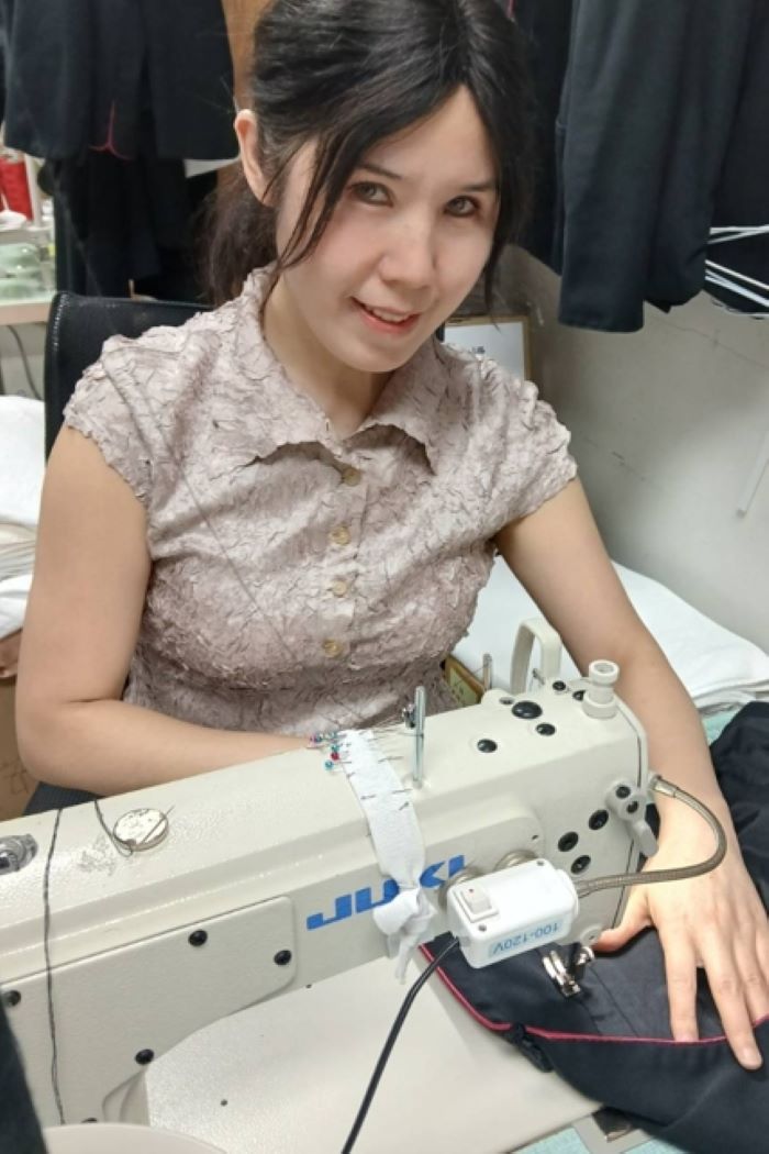 《圖說》王青以音樂背景成功跨足服裝領域，短短兩年間接連取得女裝乙級與甲級技術士證照，展現令人敬佩的轉職毅力與學習韌性。〈勞工局提供〉