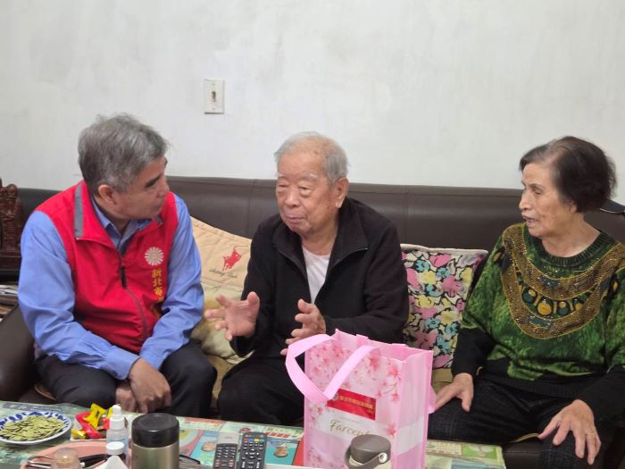 《圖說》林振生處長訪視榮民彭爺爺(中)，並關心其生活近況。〈新北榮服處提供〉