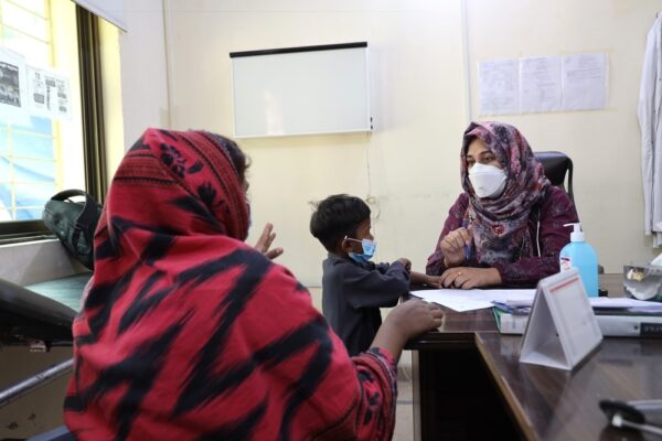 無國界醫生醫師Hafsa Fatima在兒科門診進行診療時，與四歲男童Anosh的母親交談。該門診邀請所有登記患者家庭的14歲以下孩童進行結核病篩檢。照片攝於2026年2月24日。©MSF